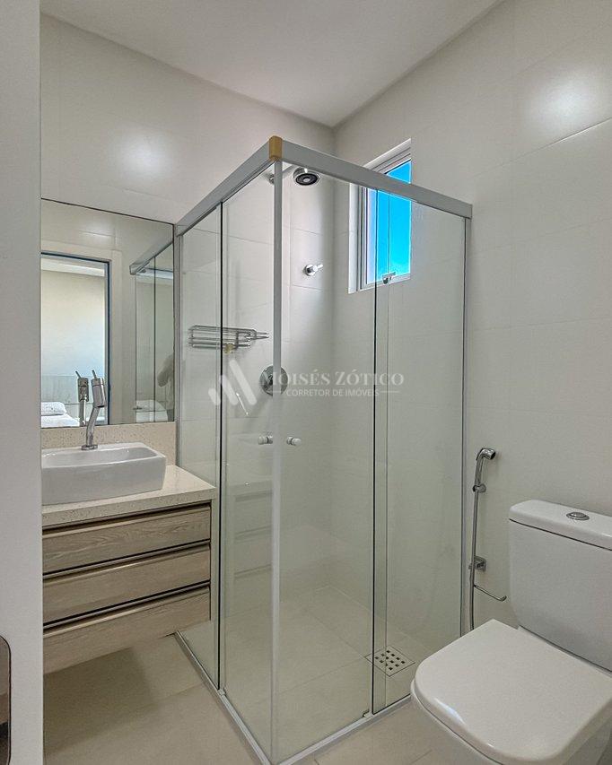 Apartamento mobiliado com 4 suítes e 3 vagas de garagem em Meia Praia Rua 256 Itapema - 