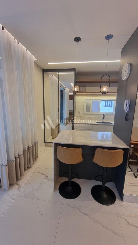 Apartamento mobiliado com 3 suítes e 4 vagas de garagem em Meia Praia Rua 238 Itapema - 