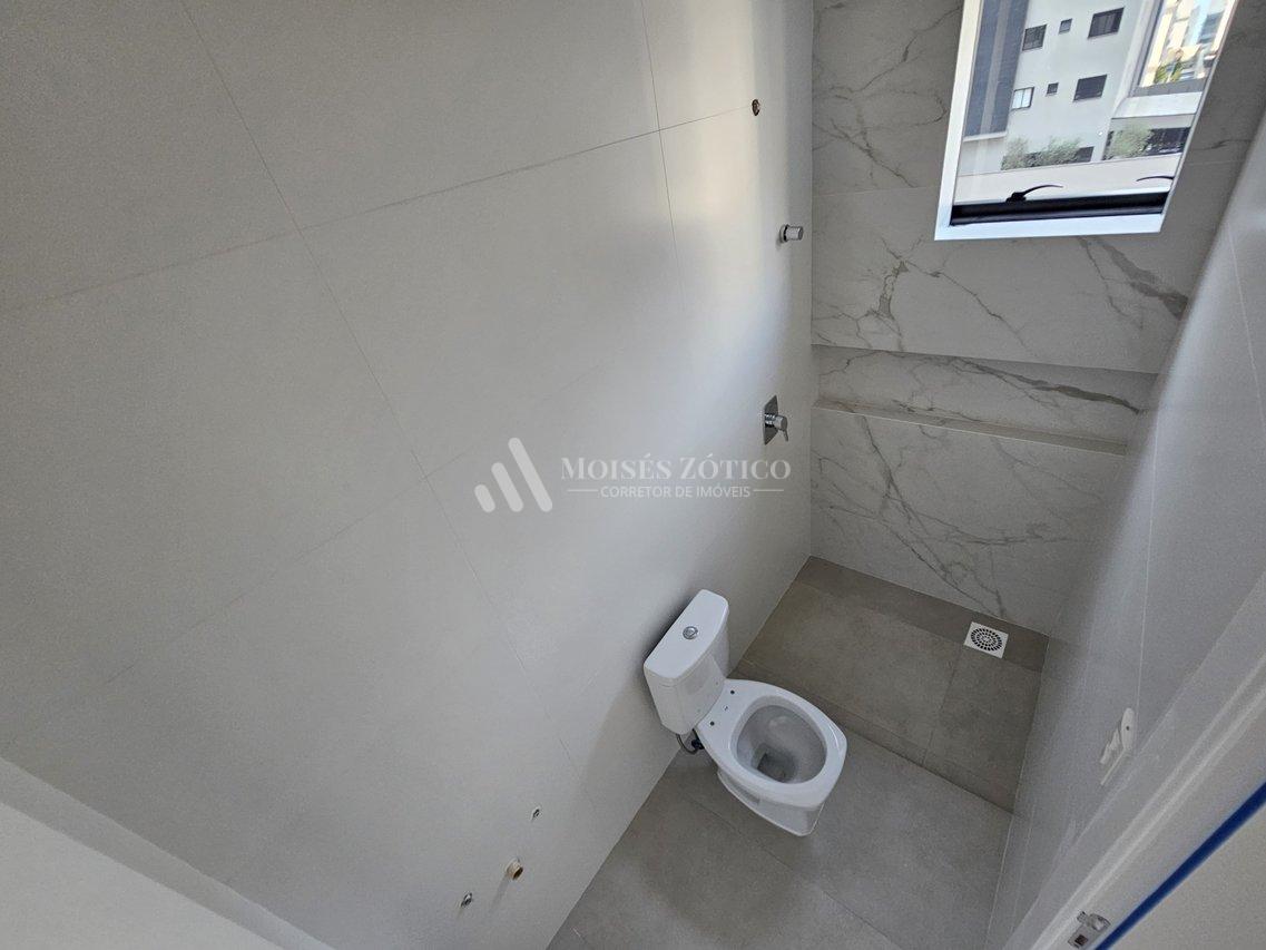 Apartamento com 3 suítes e 3 vagas de garagem em Meia Praia Rua 240 Itapema - 