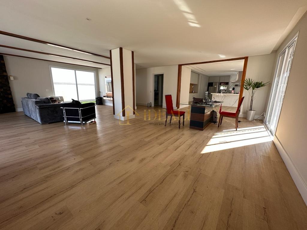 Ampla casa 100% térrea. 1000m² de terreno,com piscina em bairro de Alto Padrão em Atibaia - Atibaia - 