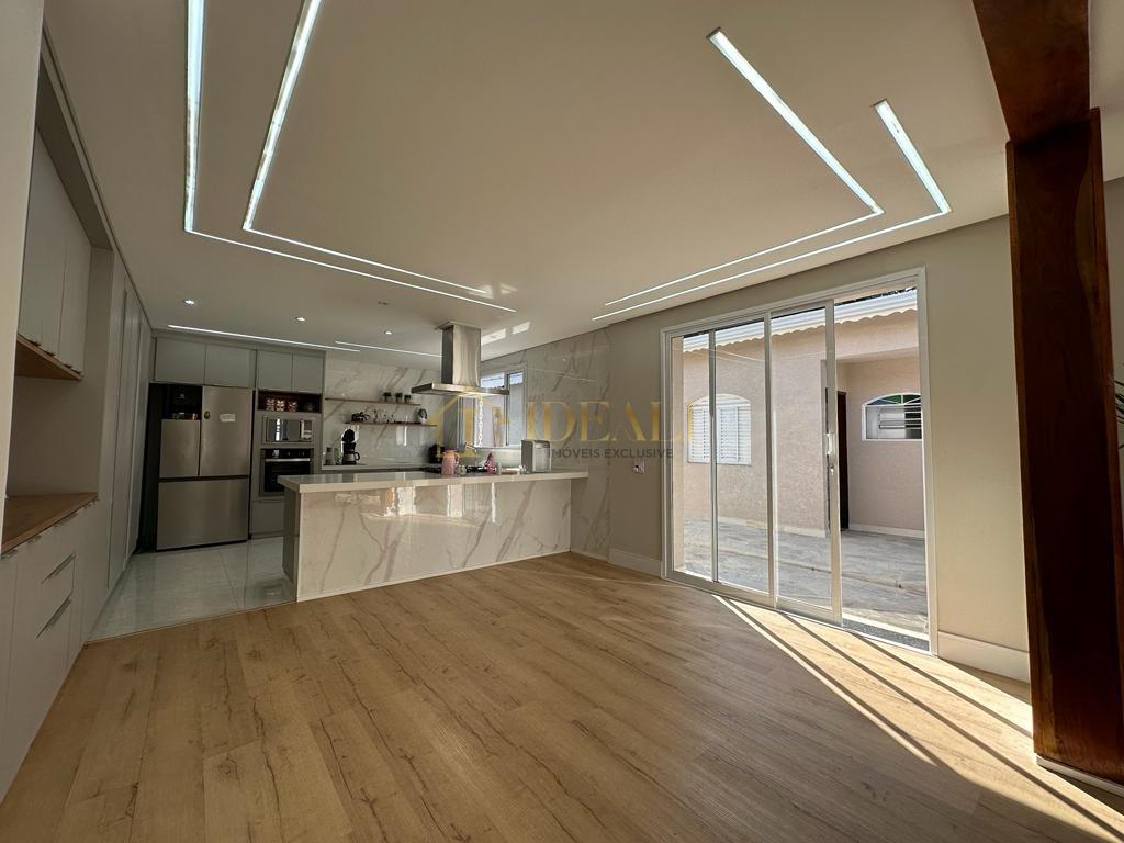 Ampla casa 100% térrea. 1000m² de terreno,com piscina em bairro de Alto Padrão em Atibaia - Atibaia - 