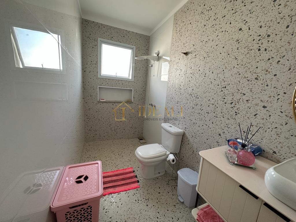 Ampla casa 100% térrea. 1000m² de terreno,com piscina em bairro de Alto Padrão em Atibaia - Atibaia - 