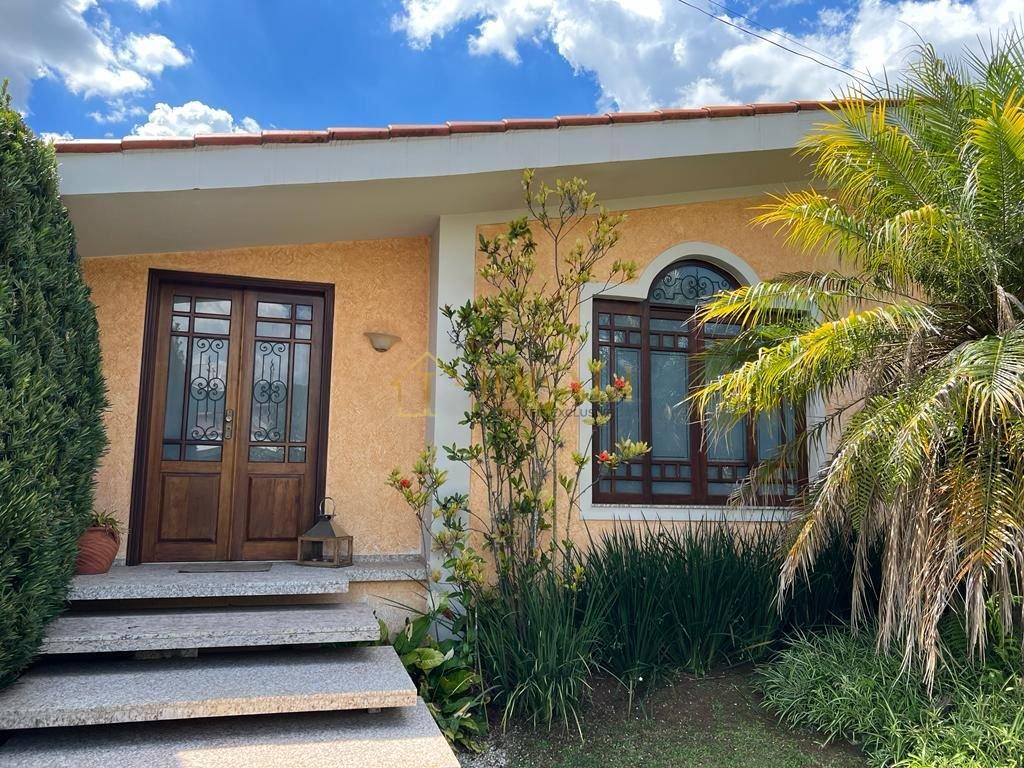 Casa à Venda em Condomínio, 2 minutos da Avenida Lucas N. Garcez – Atibaia, SP - Atibaia - 