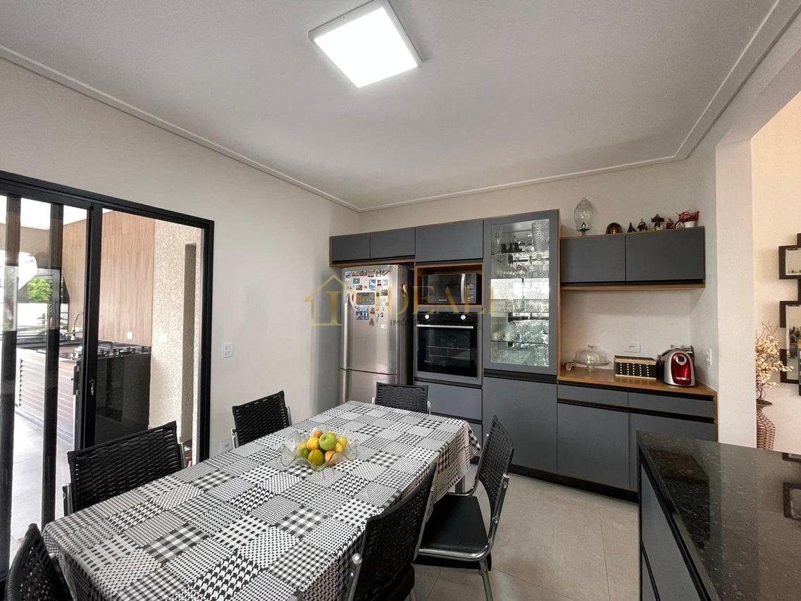 Casa no Condomínio Terras de Atibaia com 3 suítes e piscina  Atibaia - 