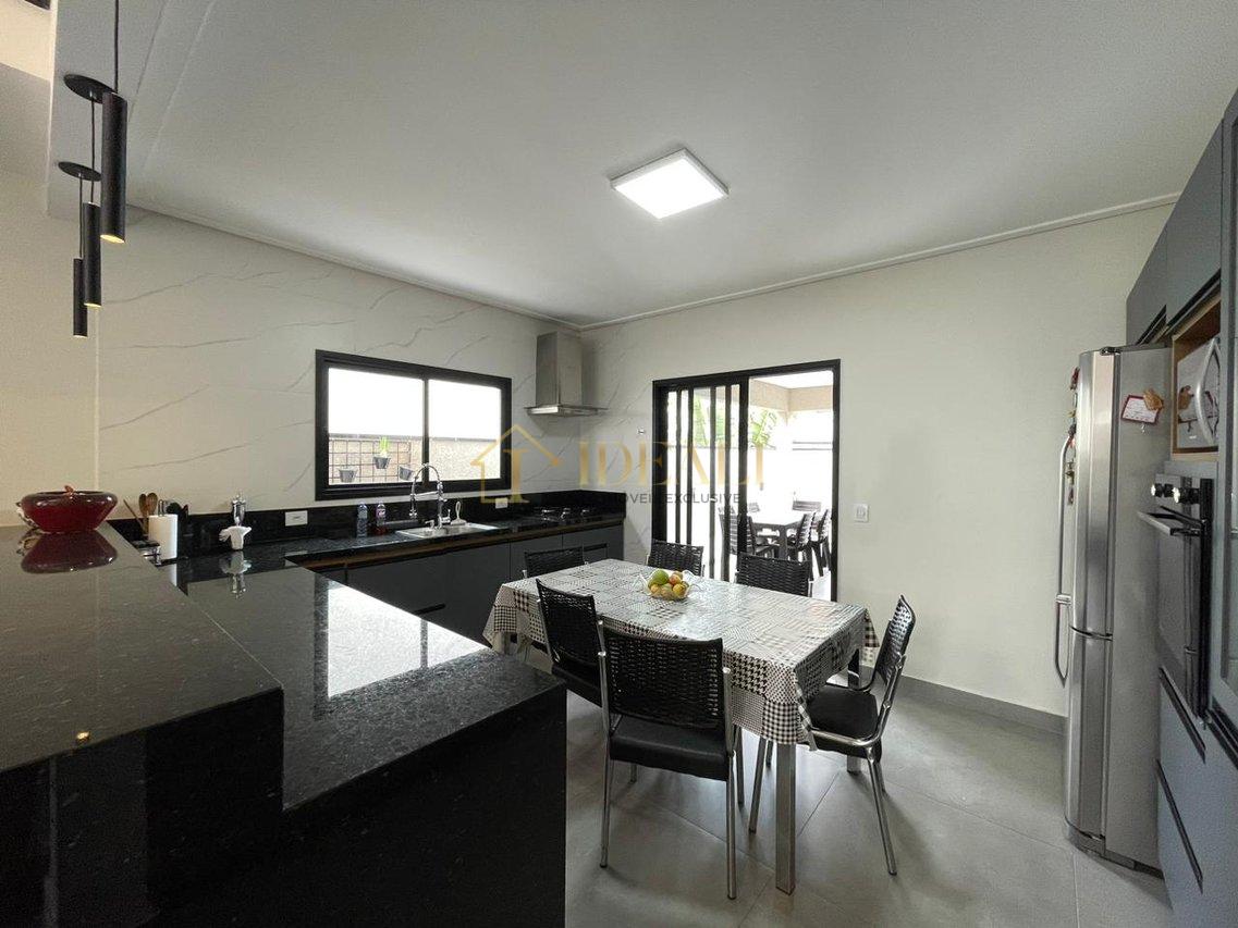 Casa no Condomínio Terras de Atibaia com 3 suítes e piscina  Atibaia - 