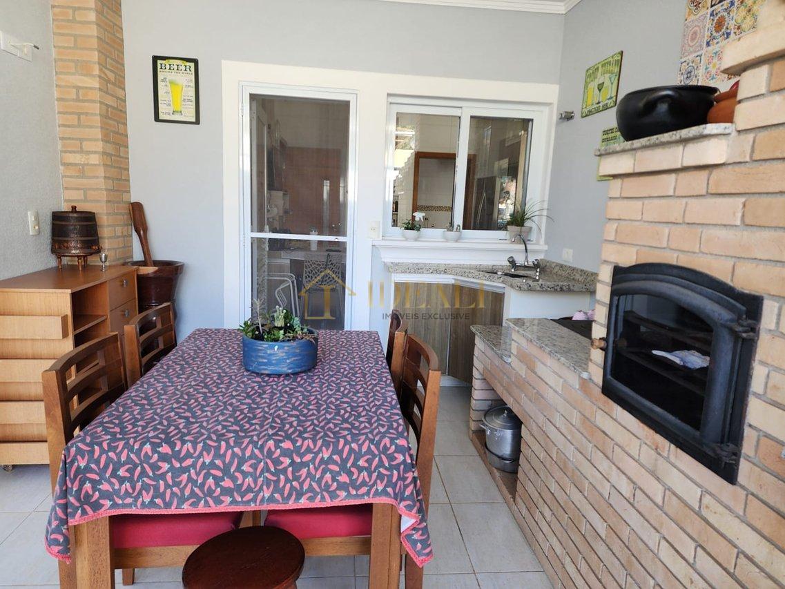 Linda casa em condomínio fechado, alto padrão, dentro da cidade, perto de tudo e da Lucas  Atibaia - 