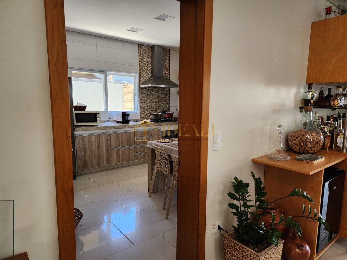 Linda casa em condomínio fechado, alto padrão, dentro da cidade, perto de tudo e da Lucas  Atibaia - 