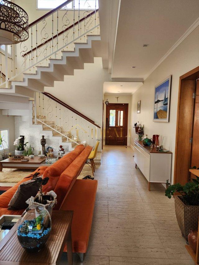 Linda casa em condomínio fechado, alto padrão, dentro da cidade, perto de tudo e da Lucas  Atibaia - 