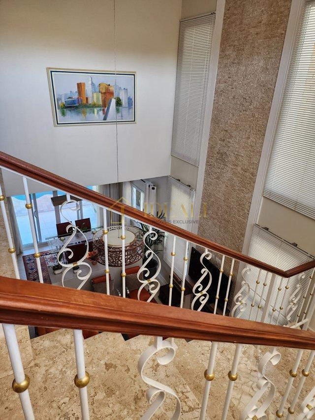 Linda casa em condomínio fechado, alto padrão, dentro da cidade, perto de tudo e da Lucas  Atibaia - 