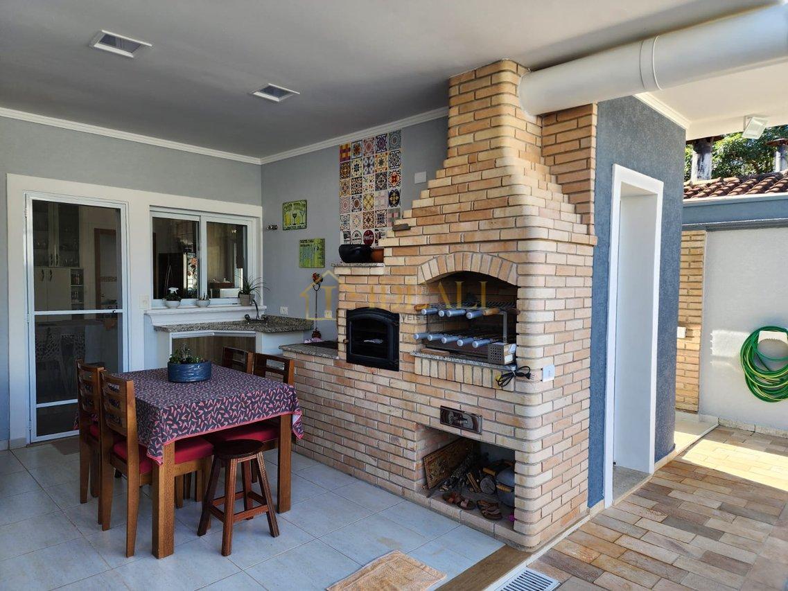 Linda casa em condomínio fechado, alto padrão, dentro da cidade, perto de tudo e da Lucas  Atibaia - 