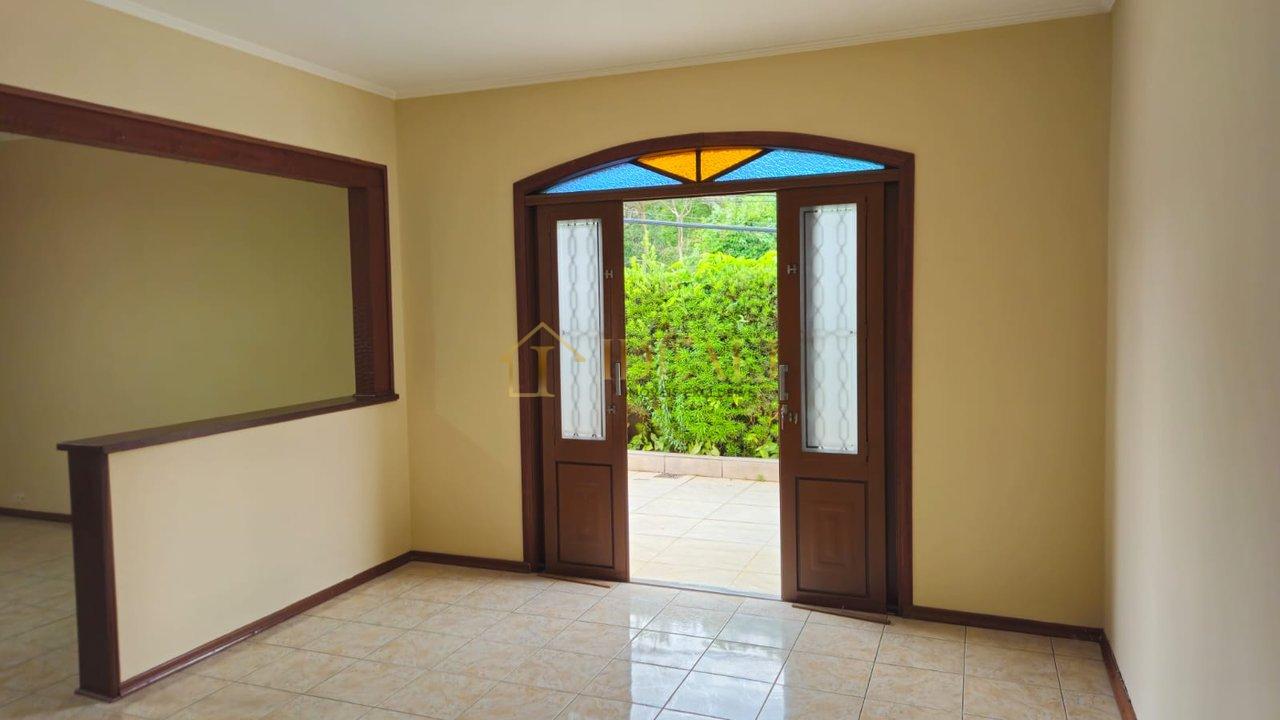 Casa térrea em Atibaia com 3 dormitórios  Atibaia - 