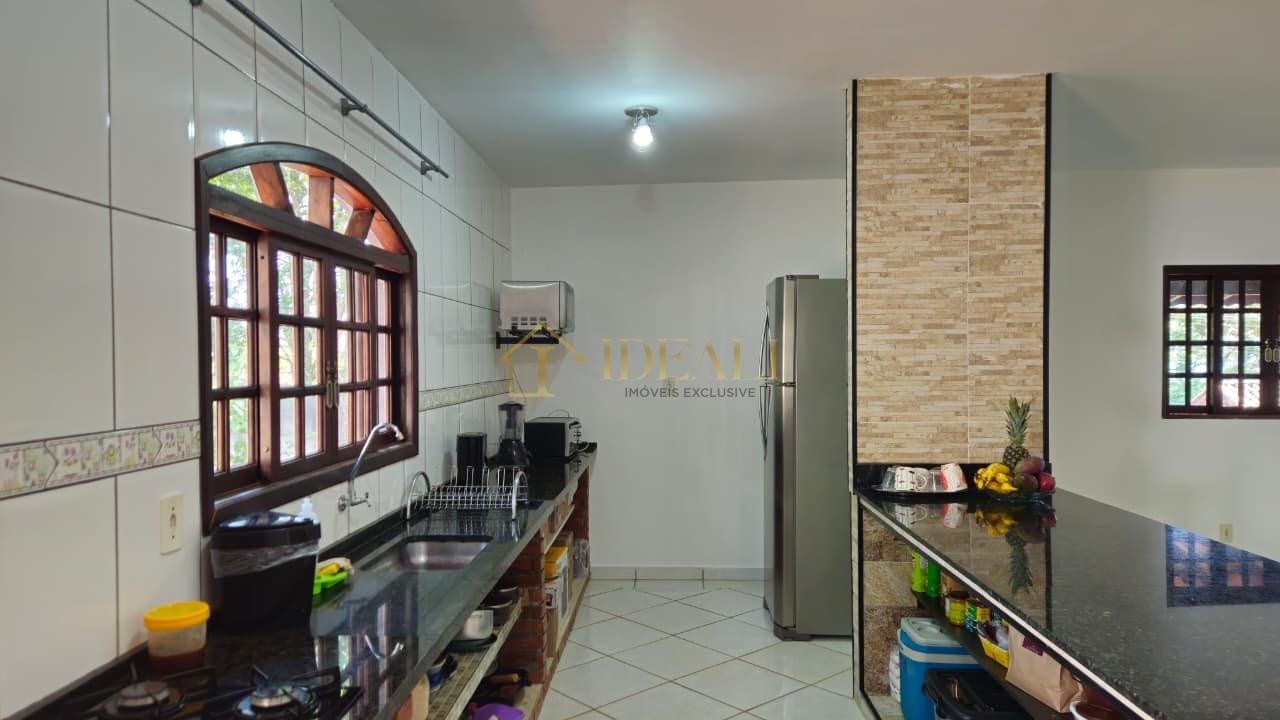 Seu Refúgio em Atibaia: Chácara Maravilhosa com 300m² de Construção e Área Verde!  Atibaia - 