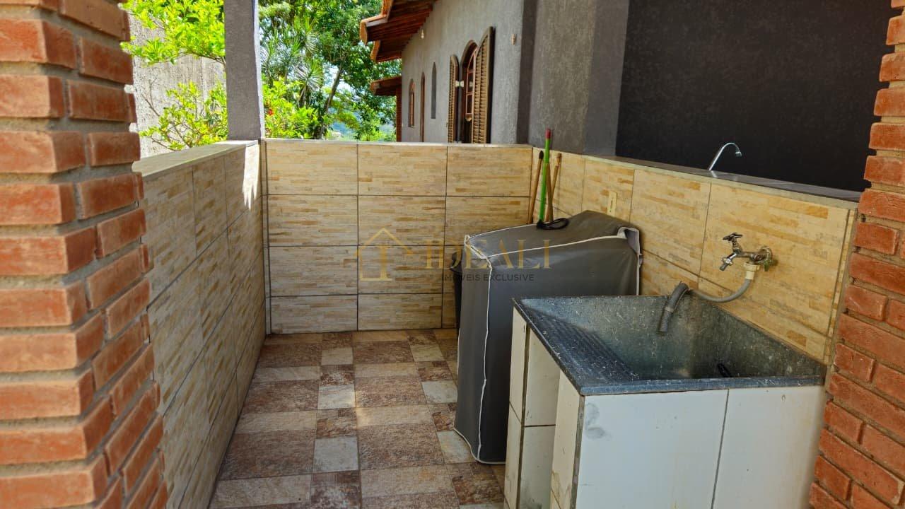 Seu Refúgio em Atibaia: Chácara Maravilhosa com 300m² de Construção e Área Verde!  Atibaia - 