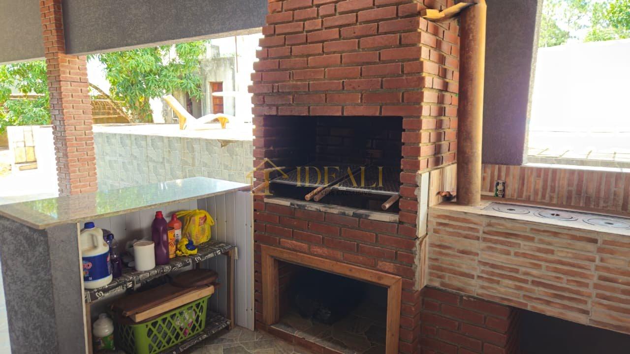 Seu Refúgio em Atibaia: Chácara Maravilhosa com 300m² de Construção e Área Verde!  Atibaia - 