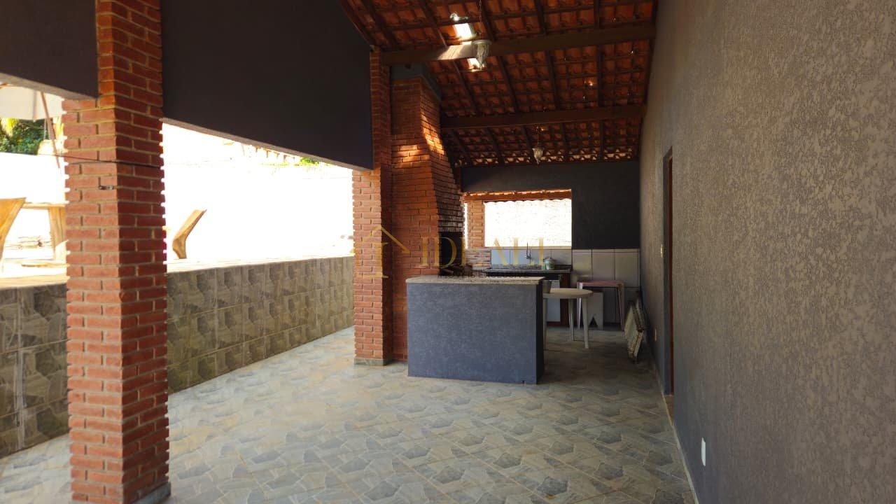 Seu Refúgio em Atibaia: Chácara Maravilhosa com 300m² de Construção e Área Verde!  Atibaia - 