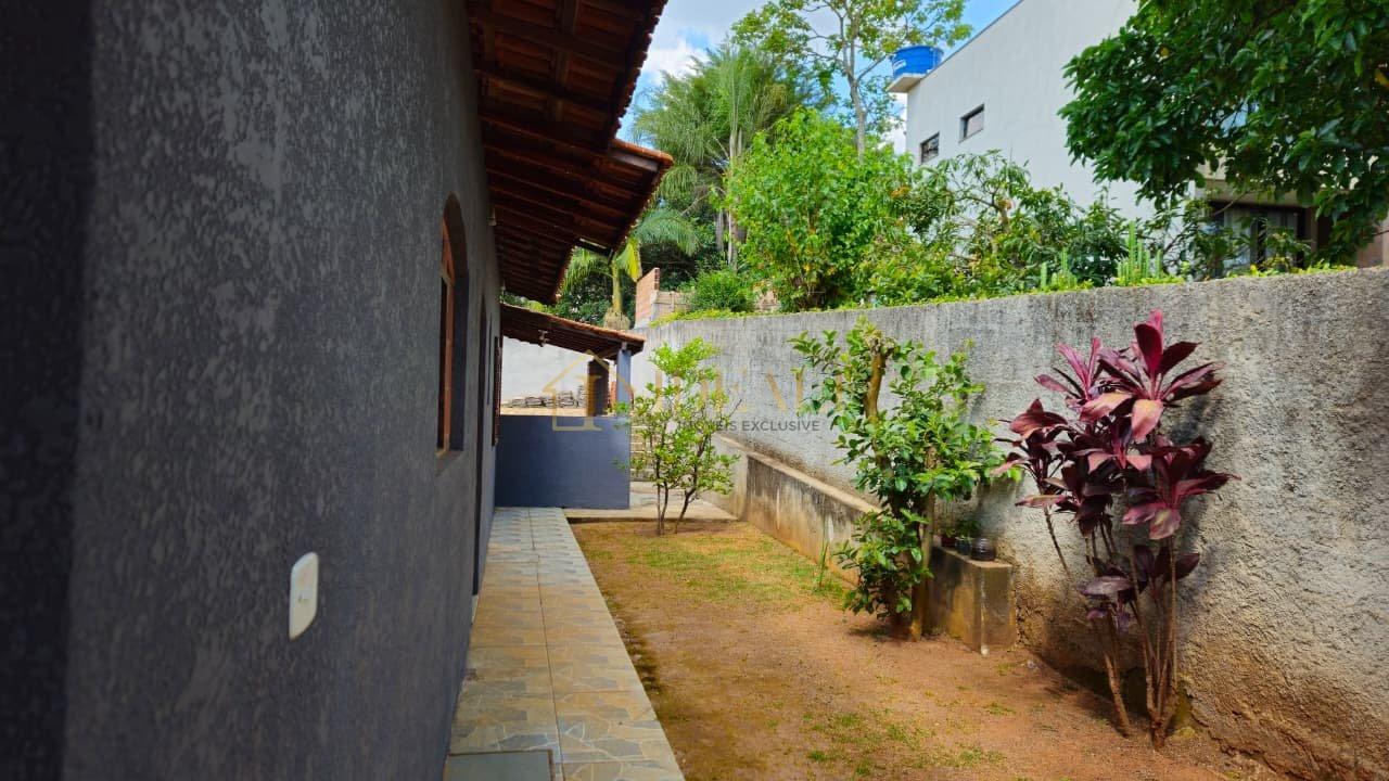 Seu Refúgio em Atibaia: Chácara Maravilhosa com 300m² de Construção e Área Verde!  Atibaia - 