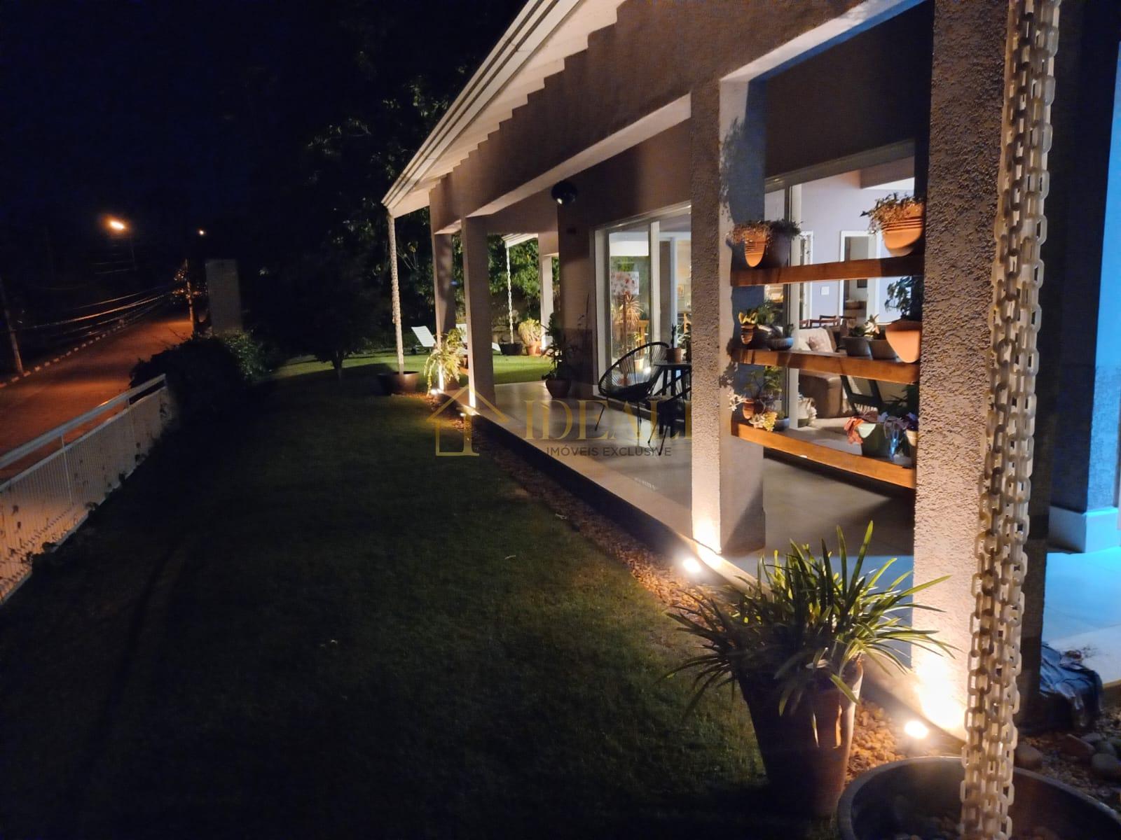 Linda casa t&eacute;rrea em condom&iacute;nio, pr&oacute;xima do trevo das rodovias Fern&atilde;o Dias e Dom Pedro  Atibaia - 