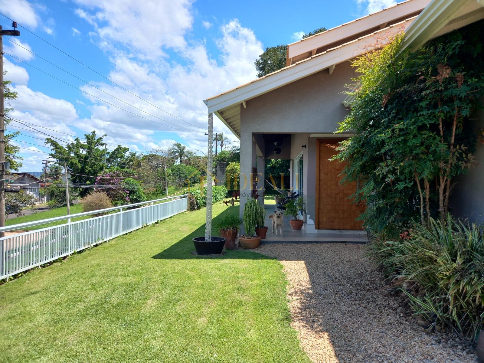 Linda casa t&eacute;rrea em condom&iacute;nio, pr&oacute;xima do trevo das rodovias Fern&atilde;o Dias e Dom Pedro  Atibaia - 