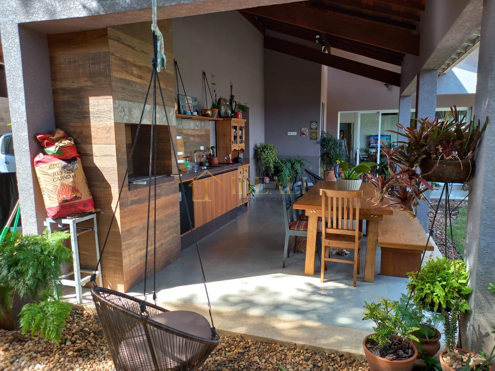 Linda casa t&eacute;rrea em condom&iacute;nio, pr&oacute;xima do trevo das rodovias Fern&atilde;o Dias e Dom Pedro  Atibaia - 