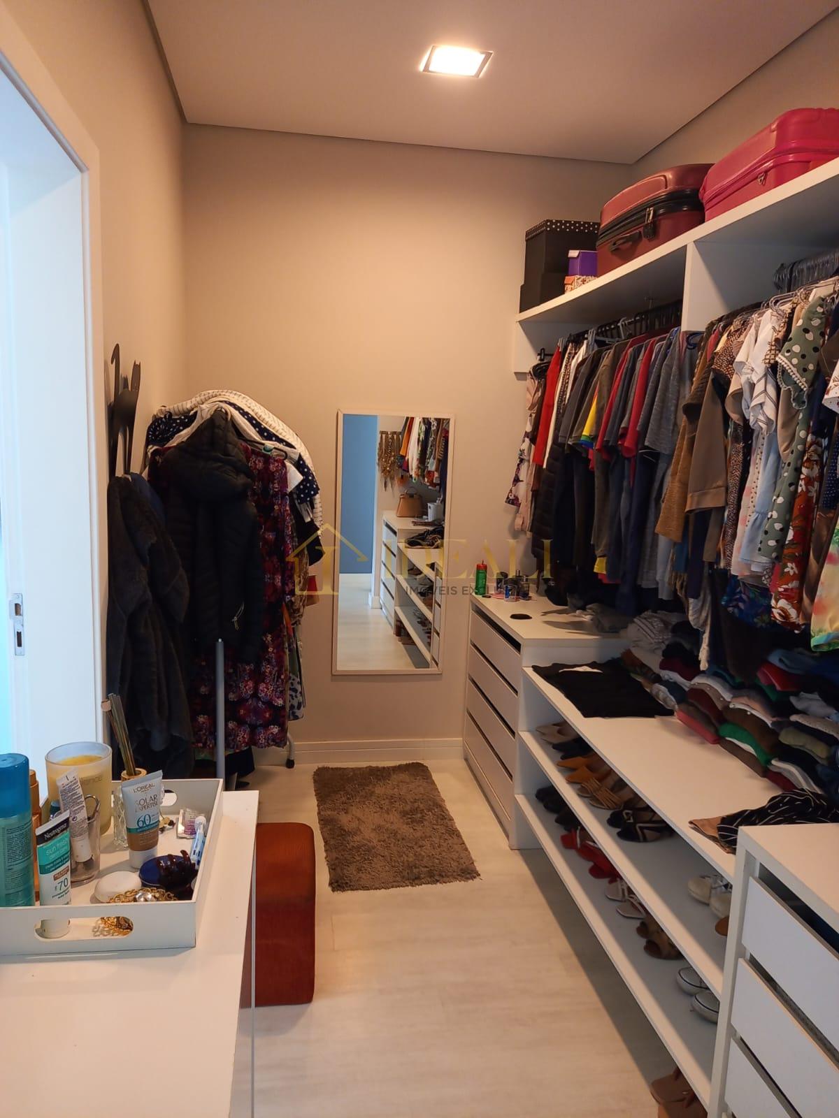 Linda casa t&eacute;rrea em condom&iacute;nio, pr&oacute;xima do trevo das rodovias Fern&atilde;o Dias e Dom Pedro  Atibaia - 