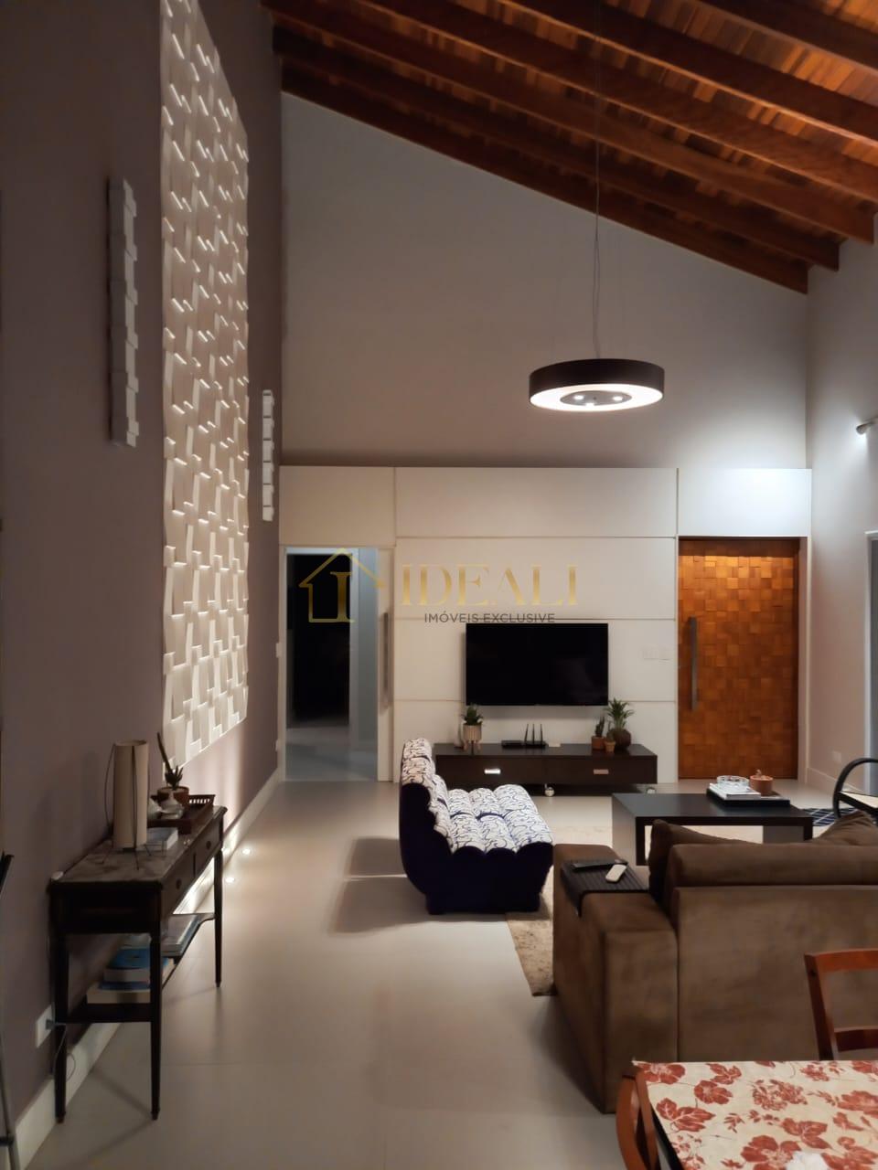 Linda casa t&eacute;rrea em condom&iacute;nio, pr&oacute;xima do trevo das rodovias Fern&atilde;o Dias e Dom Pedro  Atibaia - 