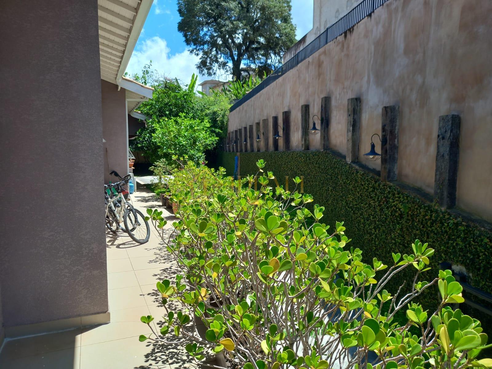 Linda casa t&eacute;rrea em condom&iacute;nio, pr&oacute;xima do trevo das rodovias Fern&atilde;o Dias e Dom Pedro  Atibaia - 