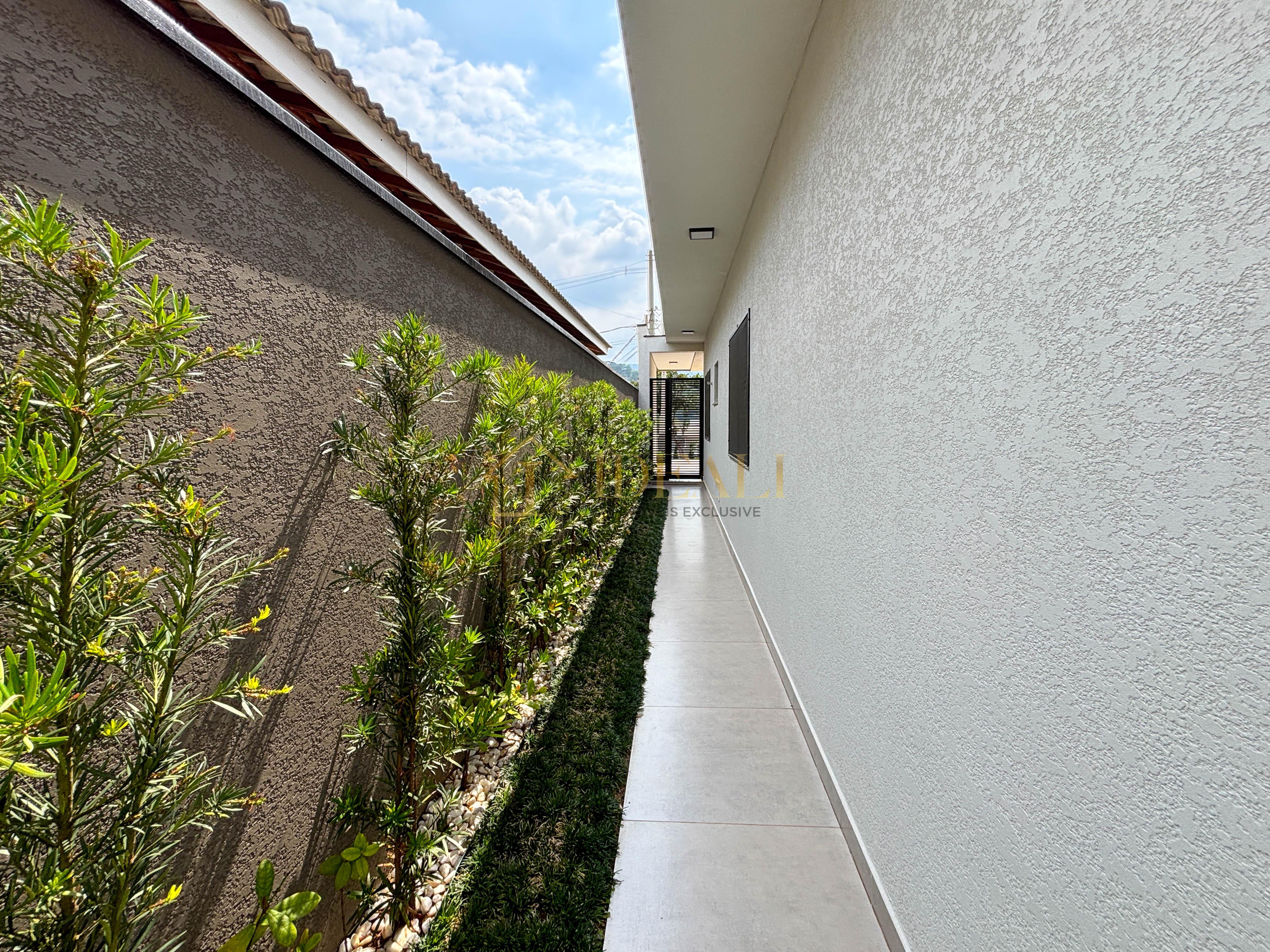 Casa totalmente t&eacute;rrea no condom&iacute;nio Terras de Atibaia II, em Atibaia/SP  Atibaia - 