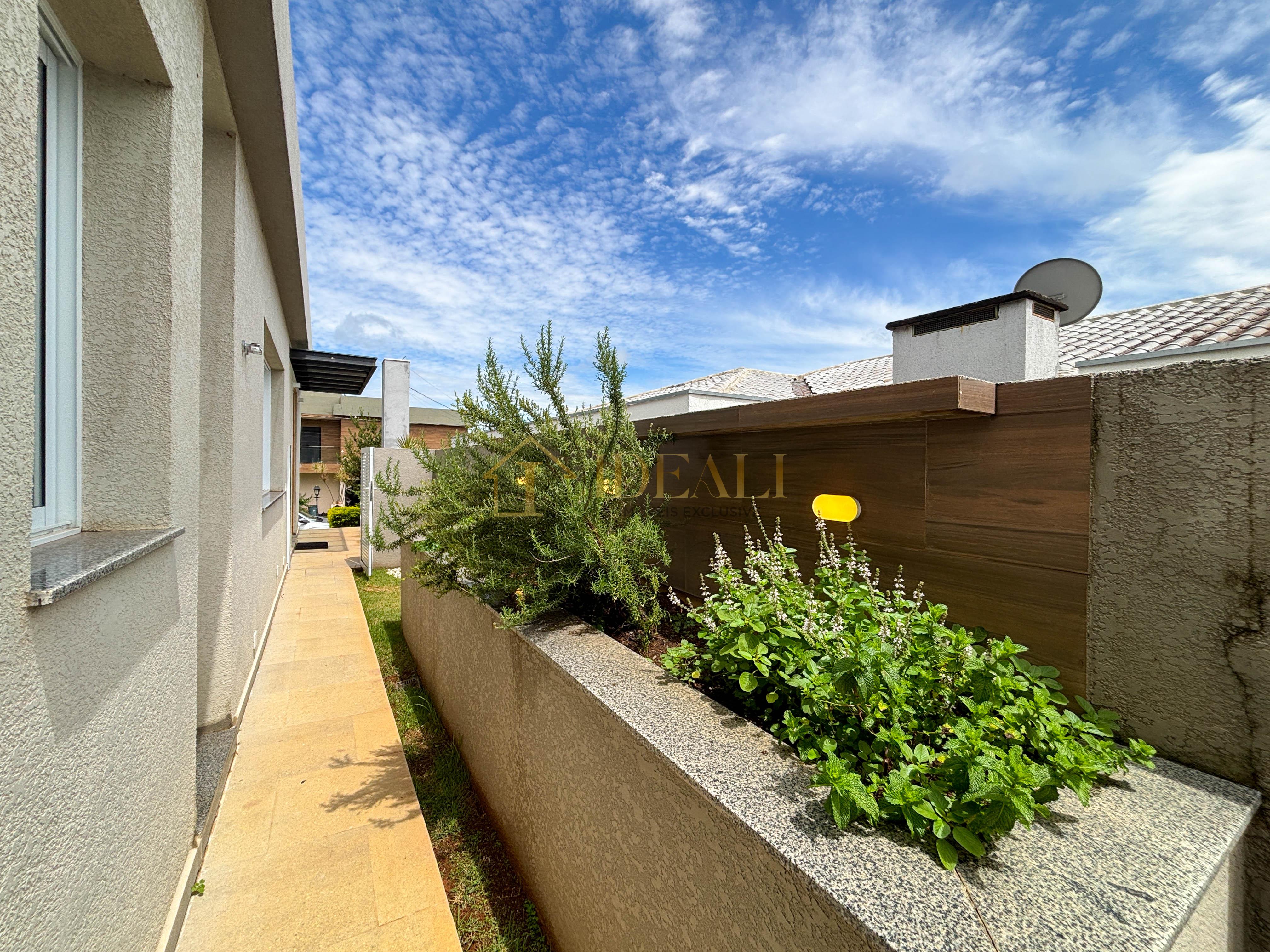 Casa totalmente t&eacute;rrea &agrave; venda mobiliada no condom&iacute;nio Shambala III, em Atibaia/SP!!  Atibaia - 