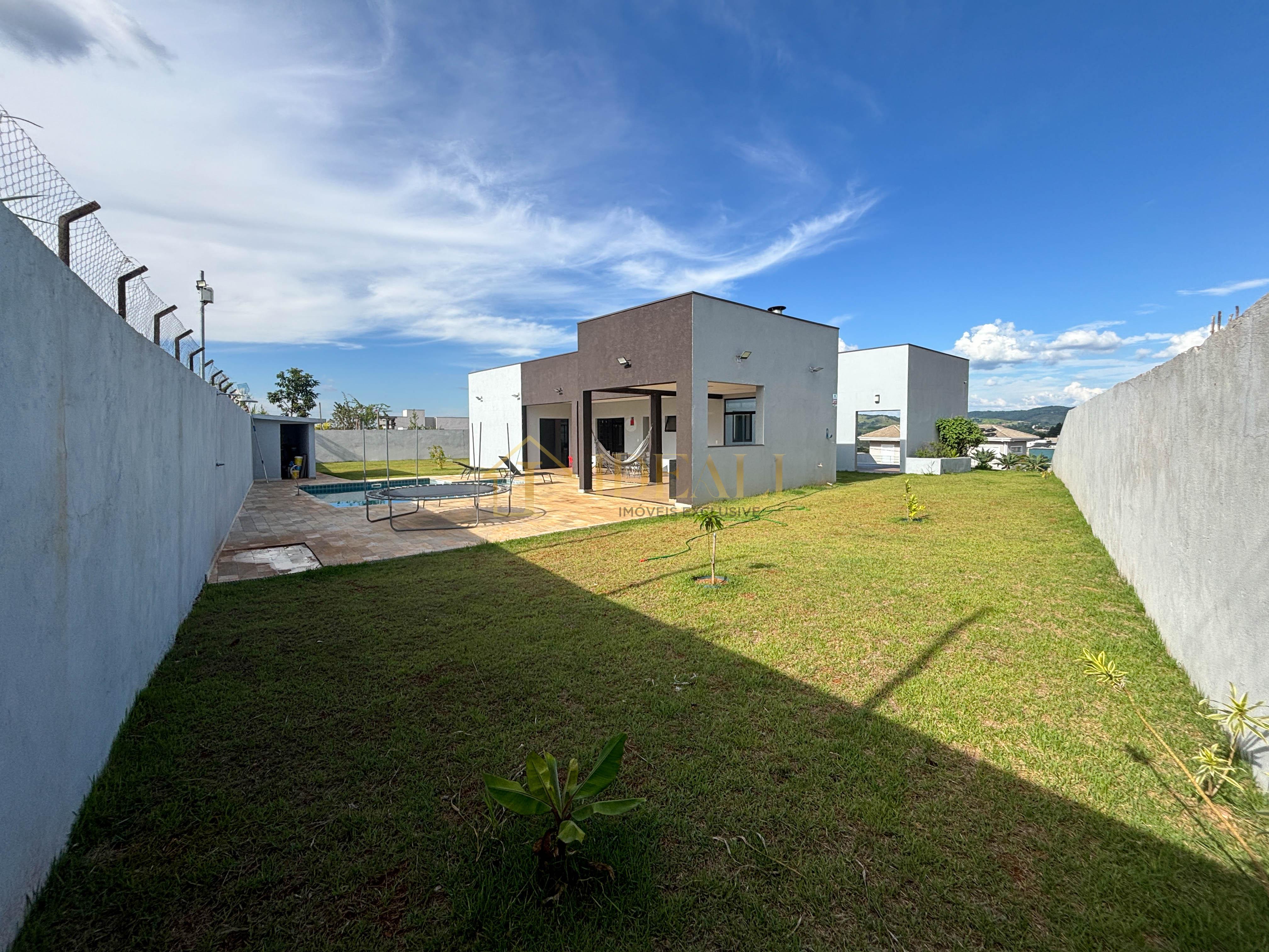 Casa totalmente t&eacute;rrea a venda no condom&iacute;nio Shambala 3 em Atibaia!  Atibaia - 