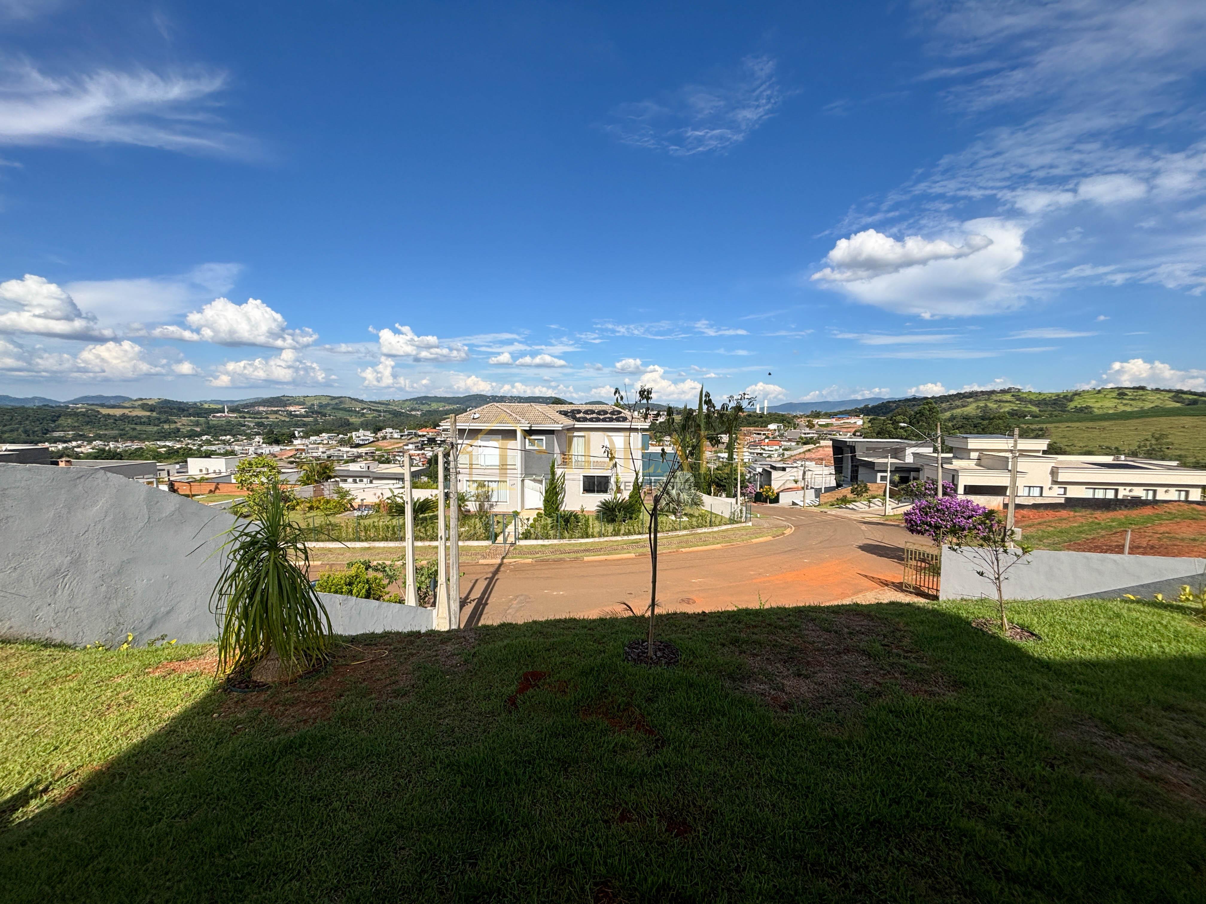 Casa totalmente t&eacute;rrea a venda no condom&iacute;nio Shambala 3 em Atibaia!  Atibaia - 