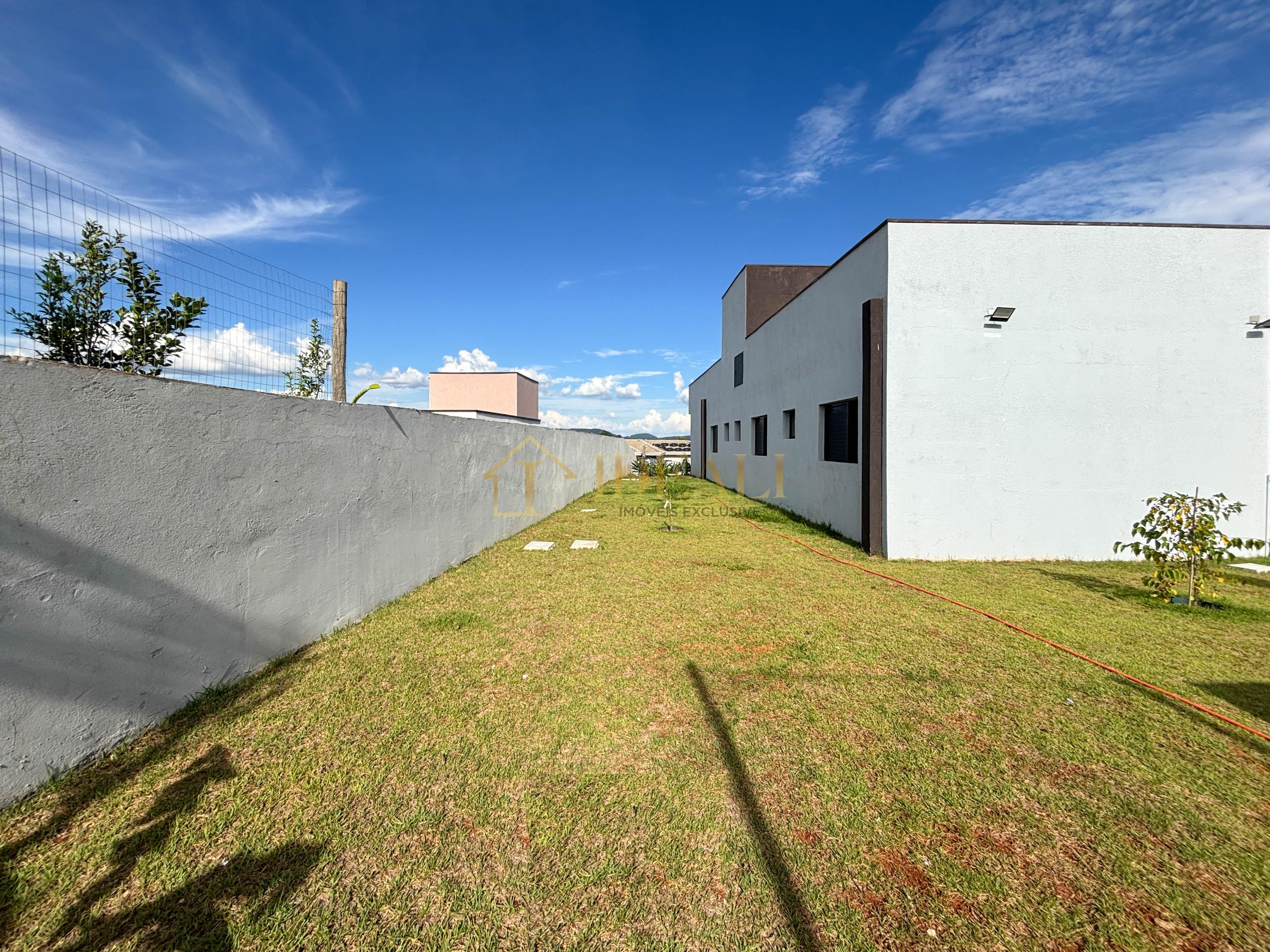 Casa totalmente t&eacute;rrea a venda no condom&iacute;nio Shambala 3 em Atibaia!  Atibaia - 