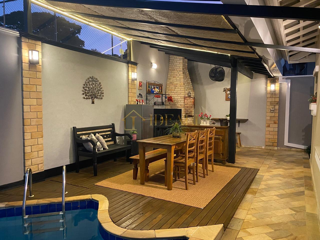 Impec&aacute;vel casa t&eacute;rrea em condom&iacute;nio, perto de tudo e da Lucas, vista p/ Pedra Grande  Atibaia - 