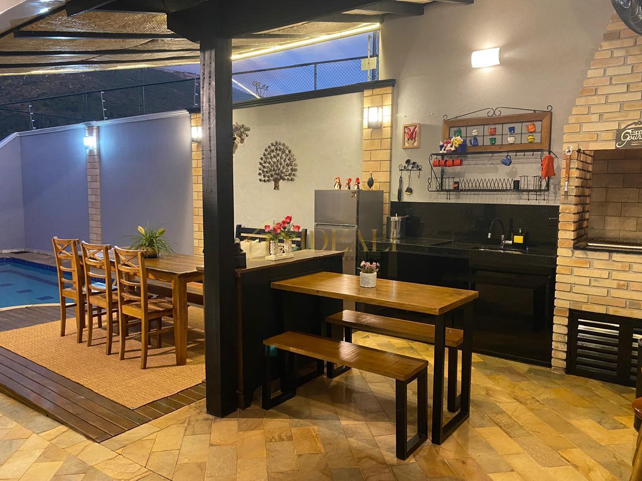 Impec&aacute;vel casa t&eacute;rrea em condom&iacute;nio, perto de tudo e da Lucas, vista p/ Pedra Grande  Atibaia - 