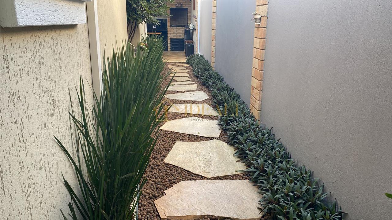 Impec&aacute;vel casa t&eacute;rrea em condom&iacute;nio, perto de tudo e da Lucas, vista p/ Pedra Grande  Atibaia - 