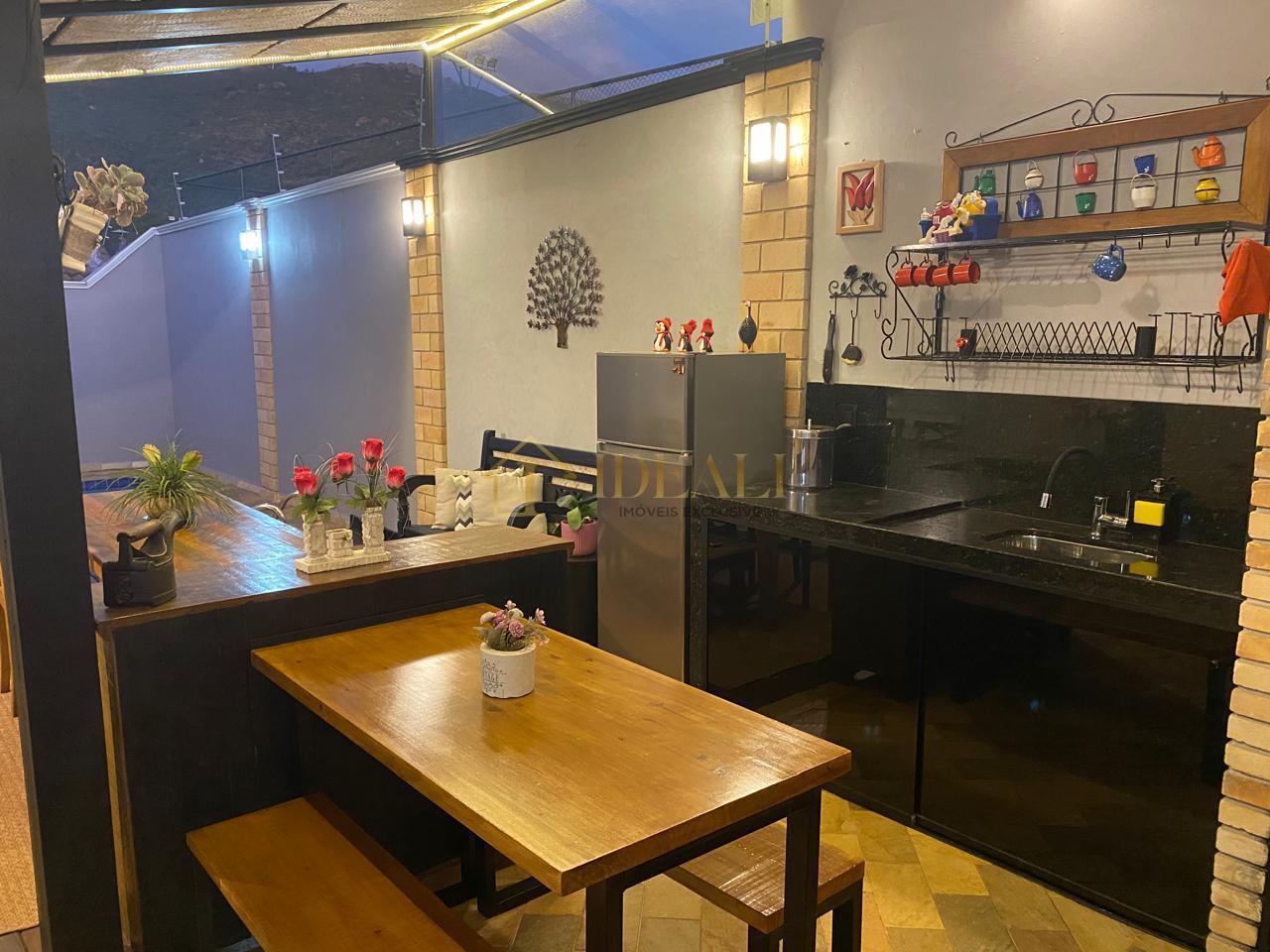 Impec&aacute;vel casa t&eacute;rrea em condom&iacute;nio, perto de tudo e da Lucas, vista p/ Pedra Grande  Atibaia - 