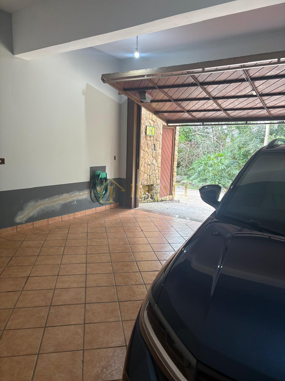 Linda casa em condom&iacute;nio fechado, no centro da cidade de Mairipor&atilde;, perto de tudo  Mairiporã - 