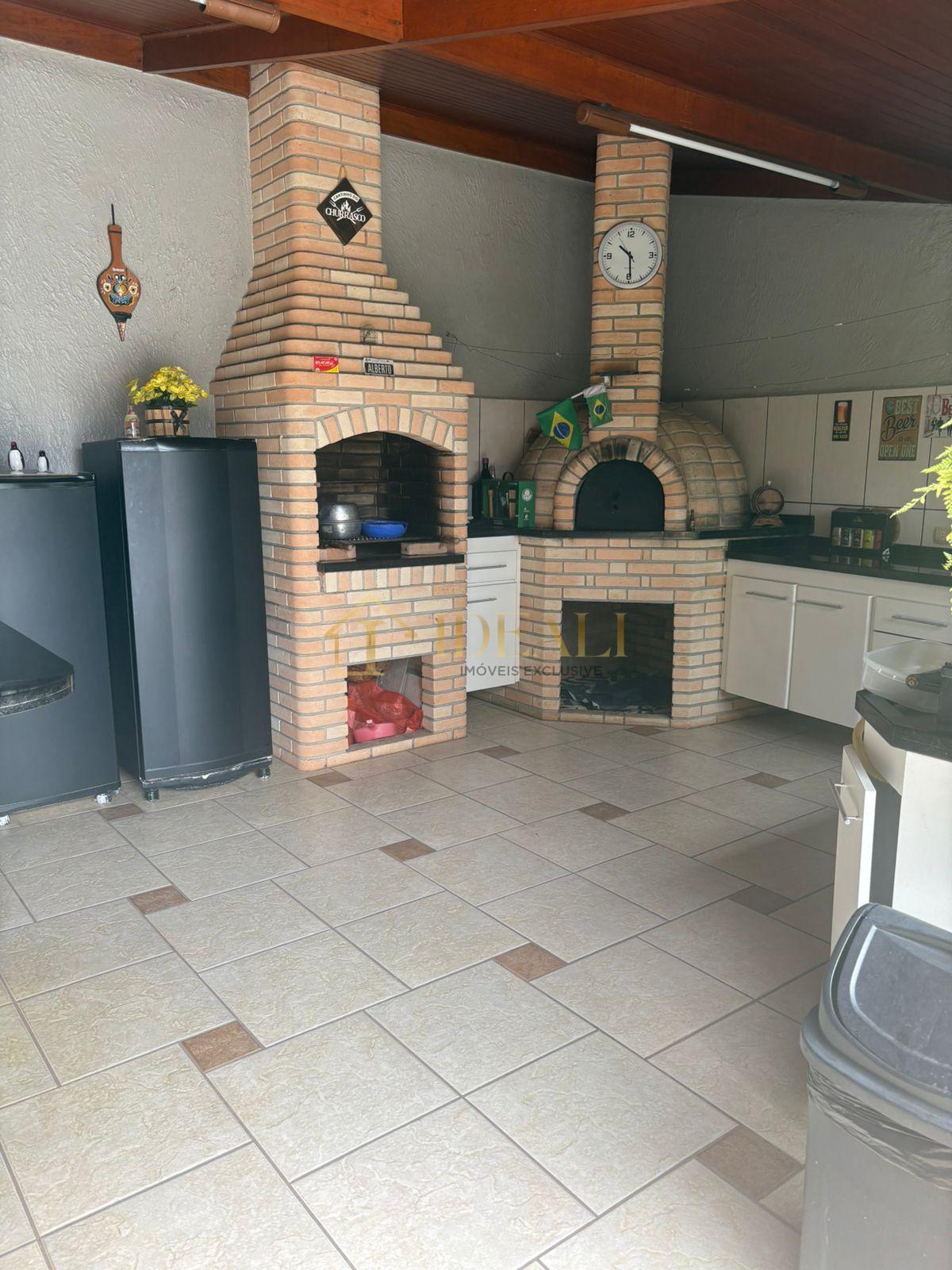 Linda casa em condom&iacute;nio fechado, no centro da cidade de Mairipor&atilde;, perto de tudo  Mairiporã - 