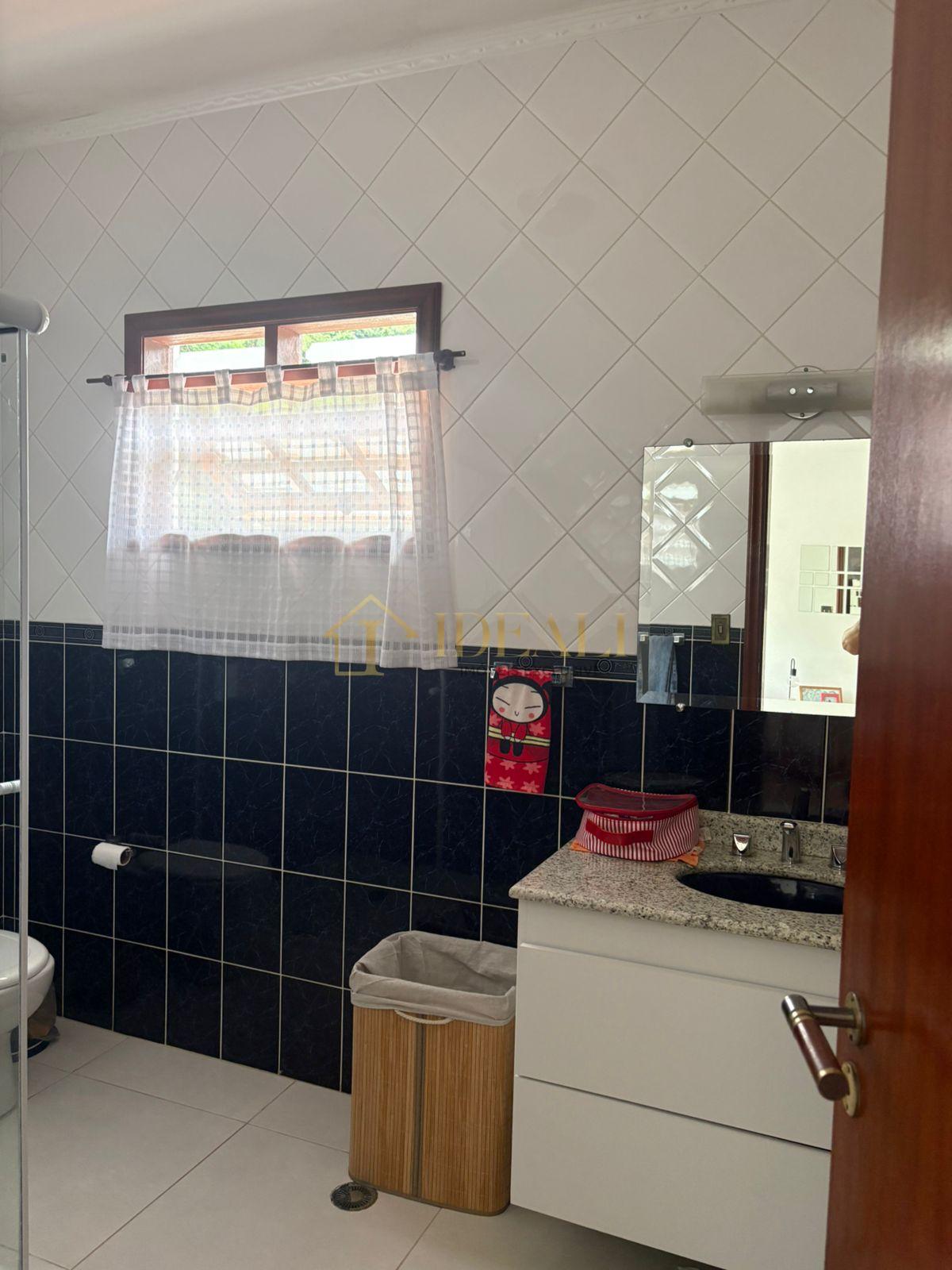 Linda casa em condom&iacute;nio fechado, no centro da cidade de Mairipor&atilde;, perto de tudo  Mairiporã - 