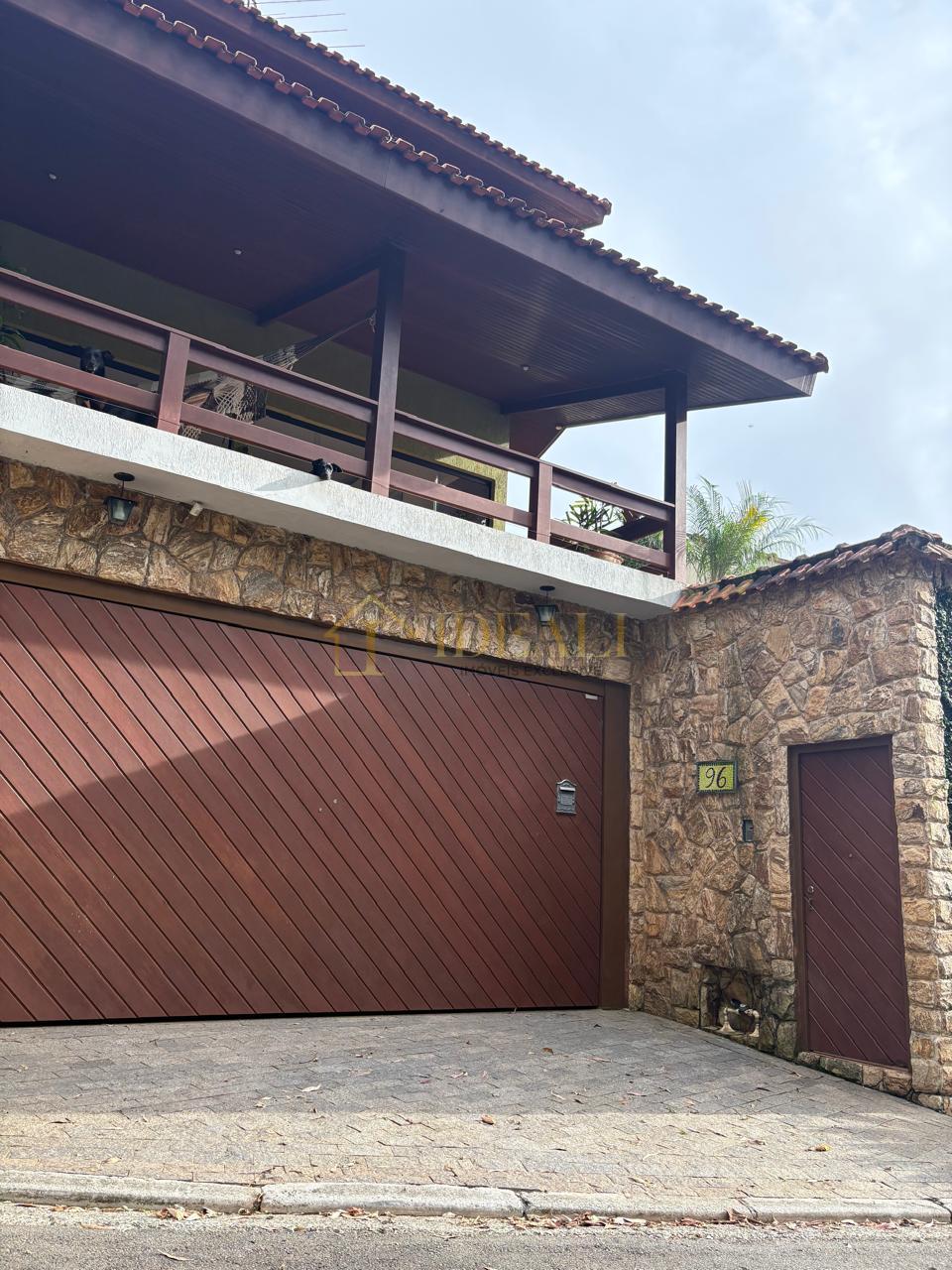 Linda casa em condom&iacute;nio fechado, no centro da cidade de Mairipor&atilde;, perto de tudo  Mairiporã - 