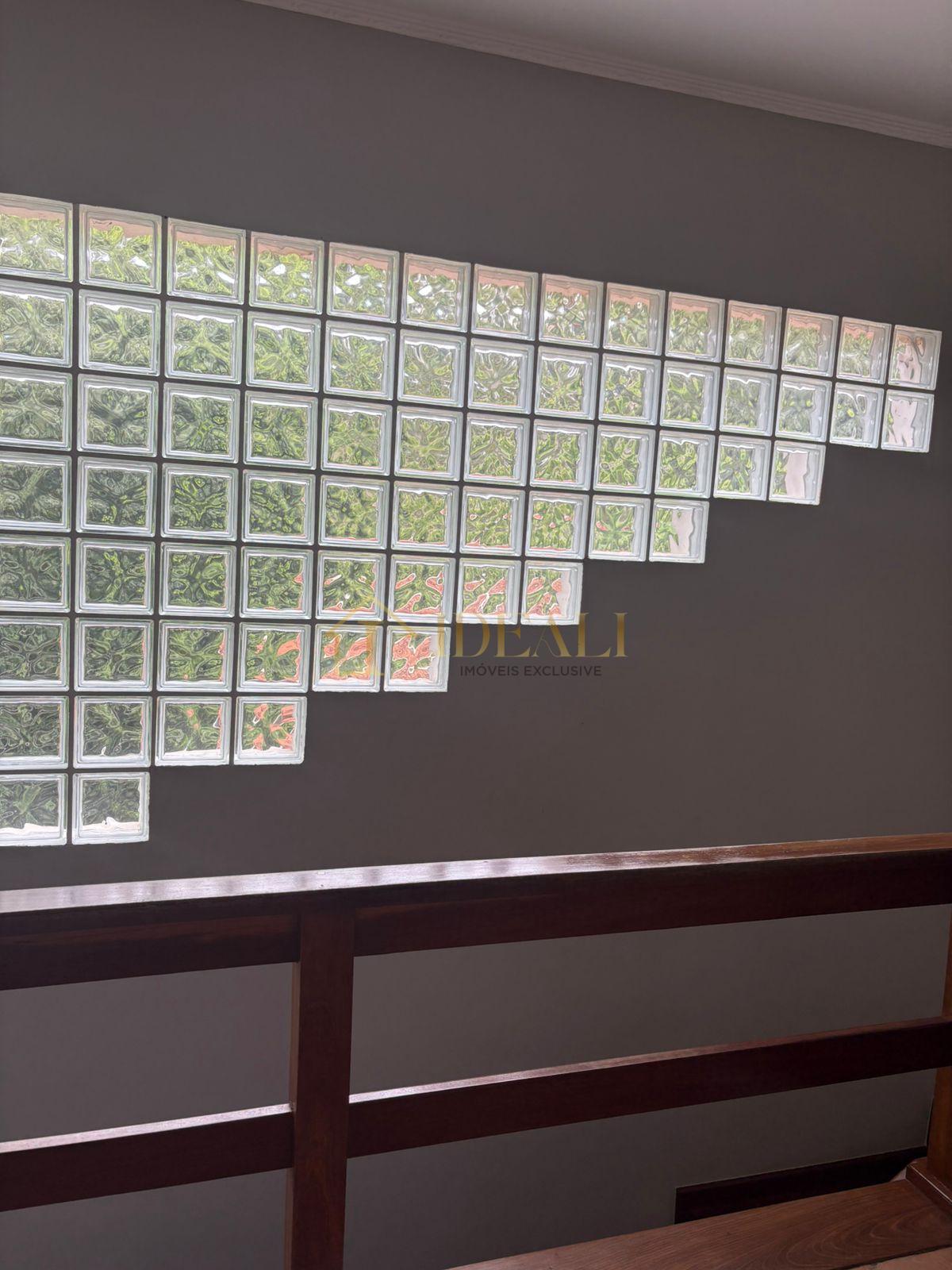 Linda casa em condom&iacute;nio fechado, no centro da cidade de Mairipor&atilde;, perto de tudo  Mairiporã - 