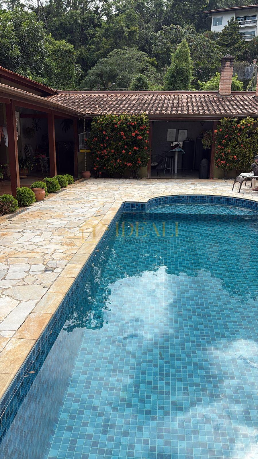 Linda casa em condom&iacute;nio fechado, no centro da cidade de Mairipor&atilde;, perto de tudo  Mairiporã - 