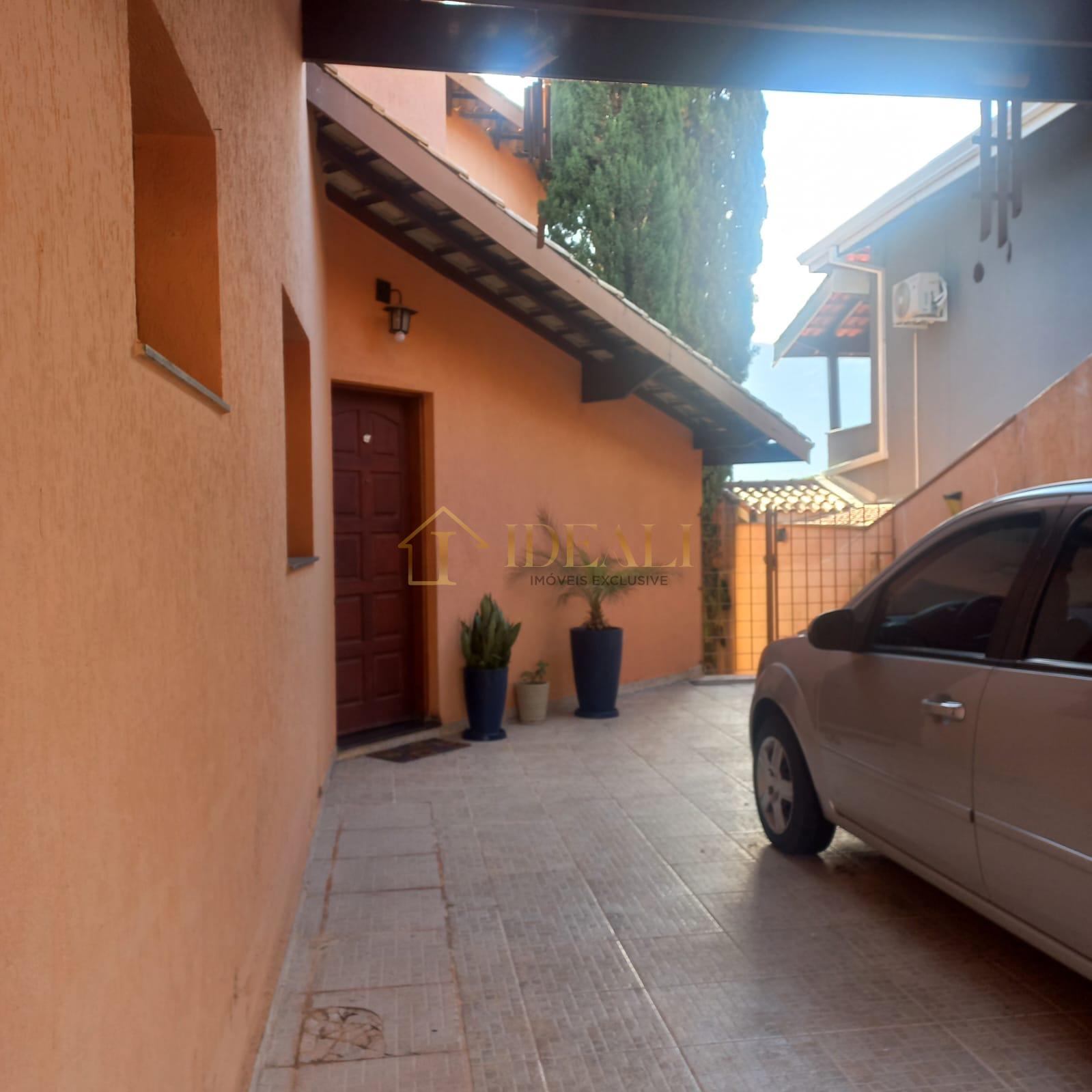 Casa ampla e arejada em bairro nobre, rua s/ sa&iacute;da, perto da Lucas, estuda permuta parcial  Atibaia - 