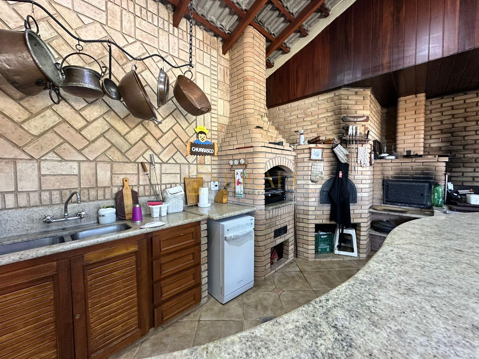 Lind&iacute;ssima Casa no Condom&iacute;nio Gleba II Mairipor&atilde; Alameda dos Eucaliptos Mairiporã - 