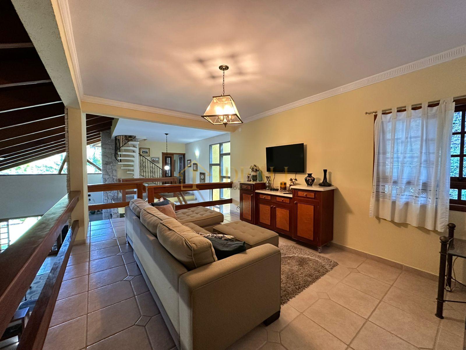 Lind&iacute;ssima Casa no Condom&iacute;nio Gleba II Mairipor&atilde; Alameda dos Eucaliptos Mairiporã - 