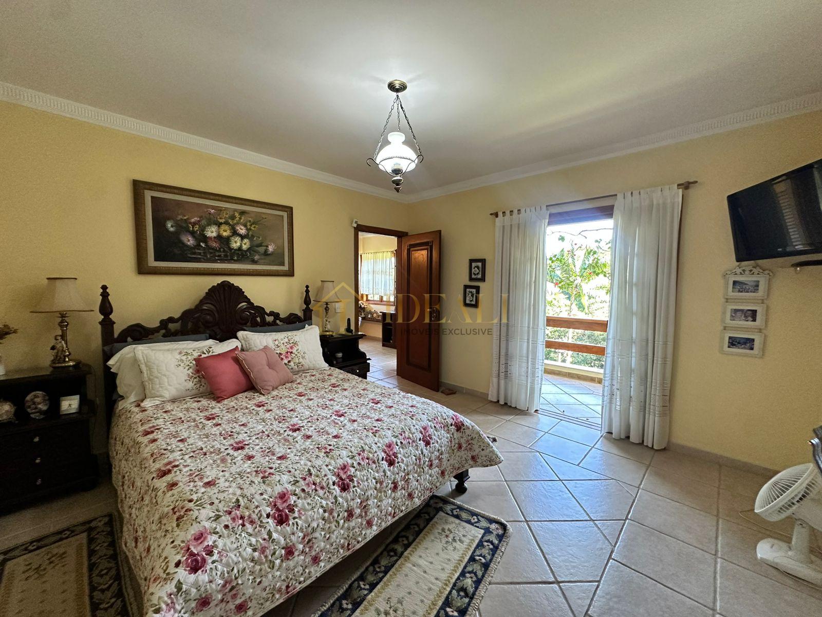 Lind&iacute;ssima Casa no Condom&iacute;nio Gleba II Mairipor&atilde; Alameda dos Eucaliptos Mairiporã - 