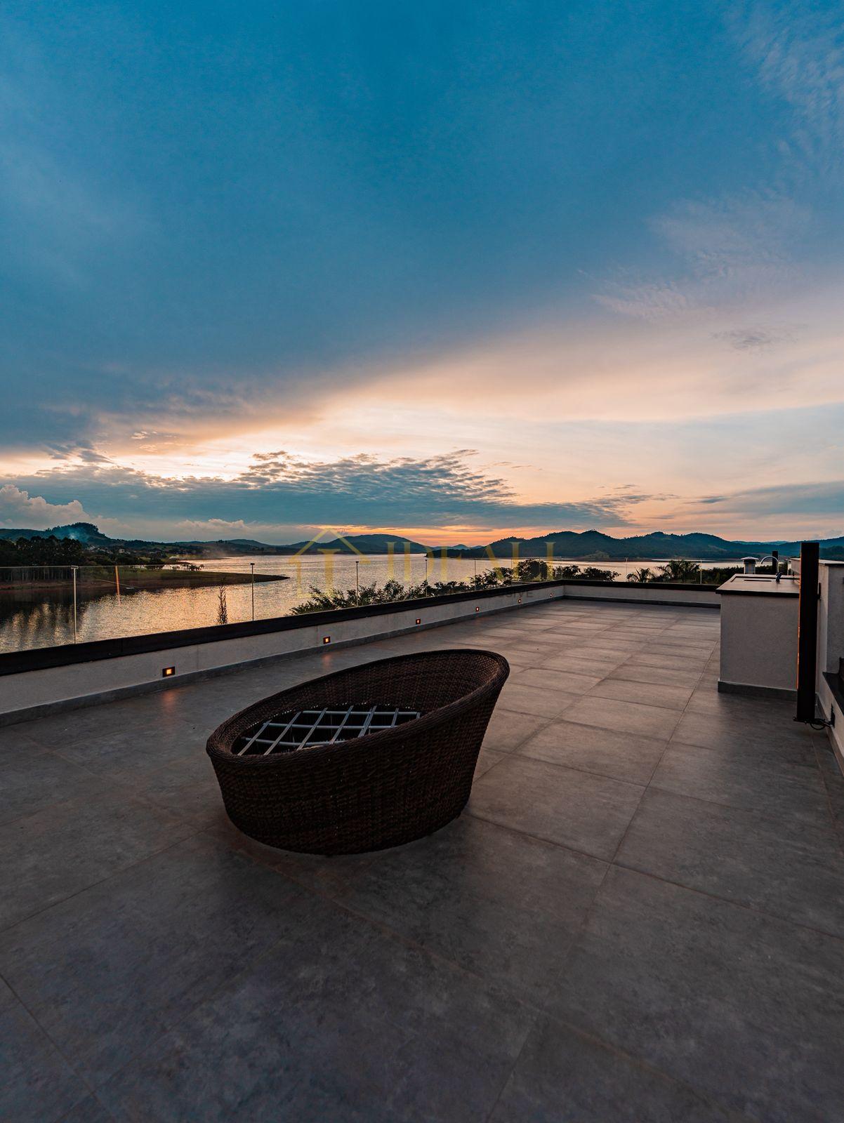 CASA AS MARGENS DA REPRESA EM PIRACAIA  Piracaia - 