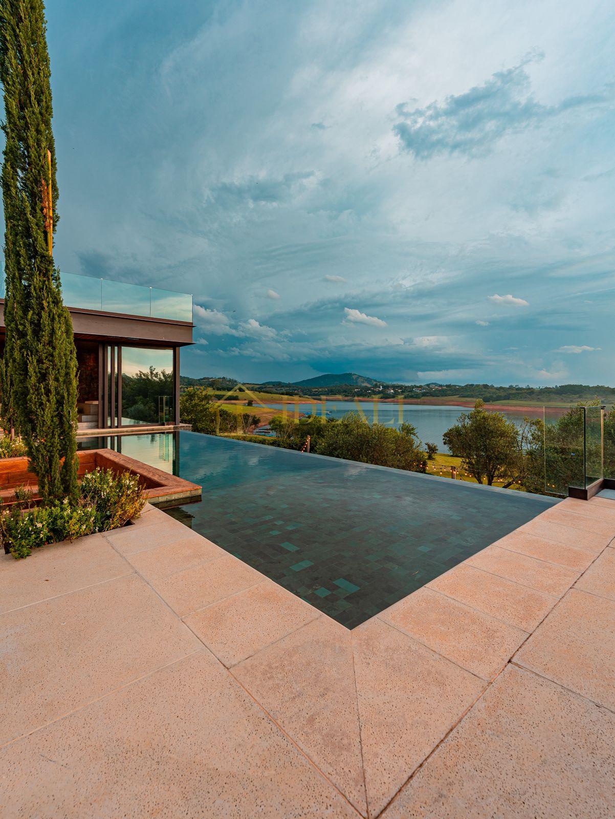CASA AS MARGENS DA REPRESA EM PIRACAIA  Piracaia - 