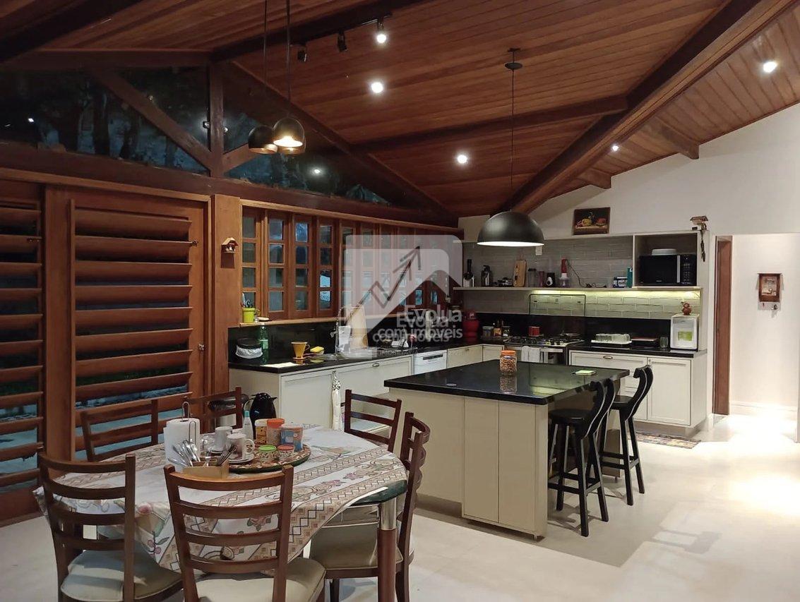 Casa com 5/4 (2 suítes, um ofurô). Privacidade, ótima localização e muita natureza! Rua Direta da Capiarara Lauro de Freitas - 
