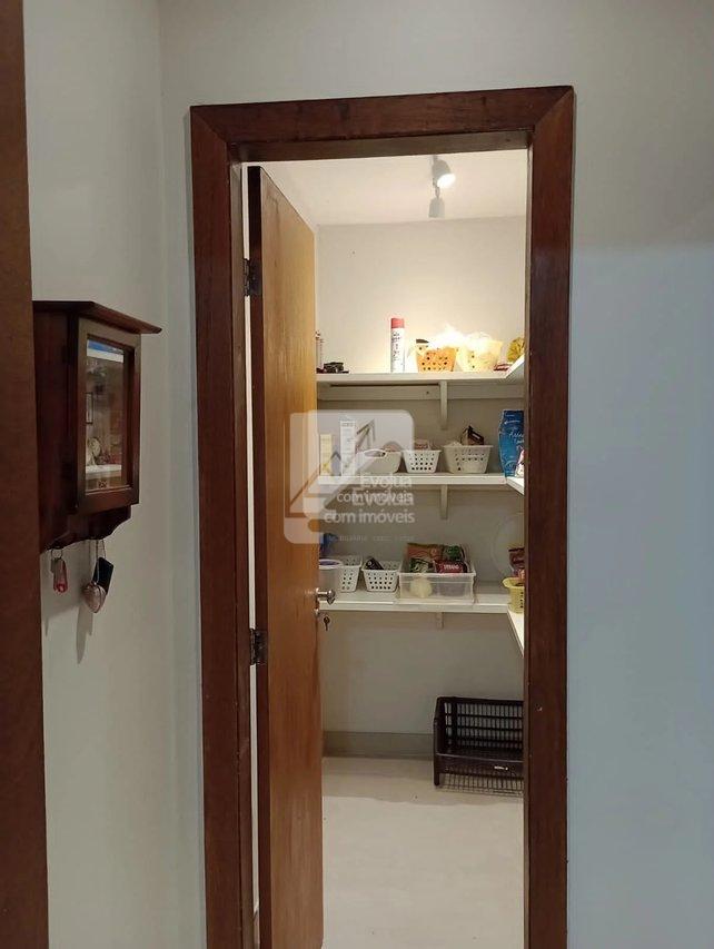Casa com 5/4 (2 suítes, um ofurô). Privacidade, ótima localização e muita natureza! Rua Direta da Capiarara Lauro de Freitas - 