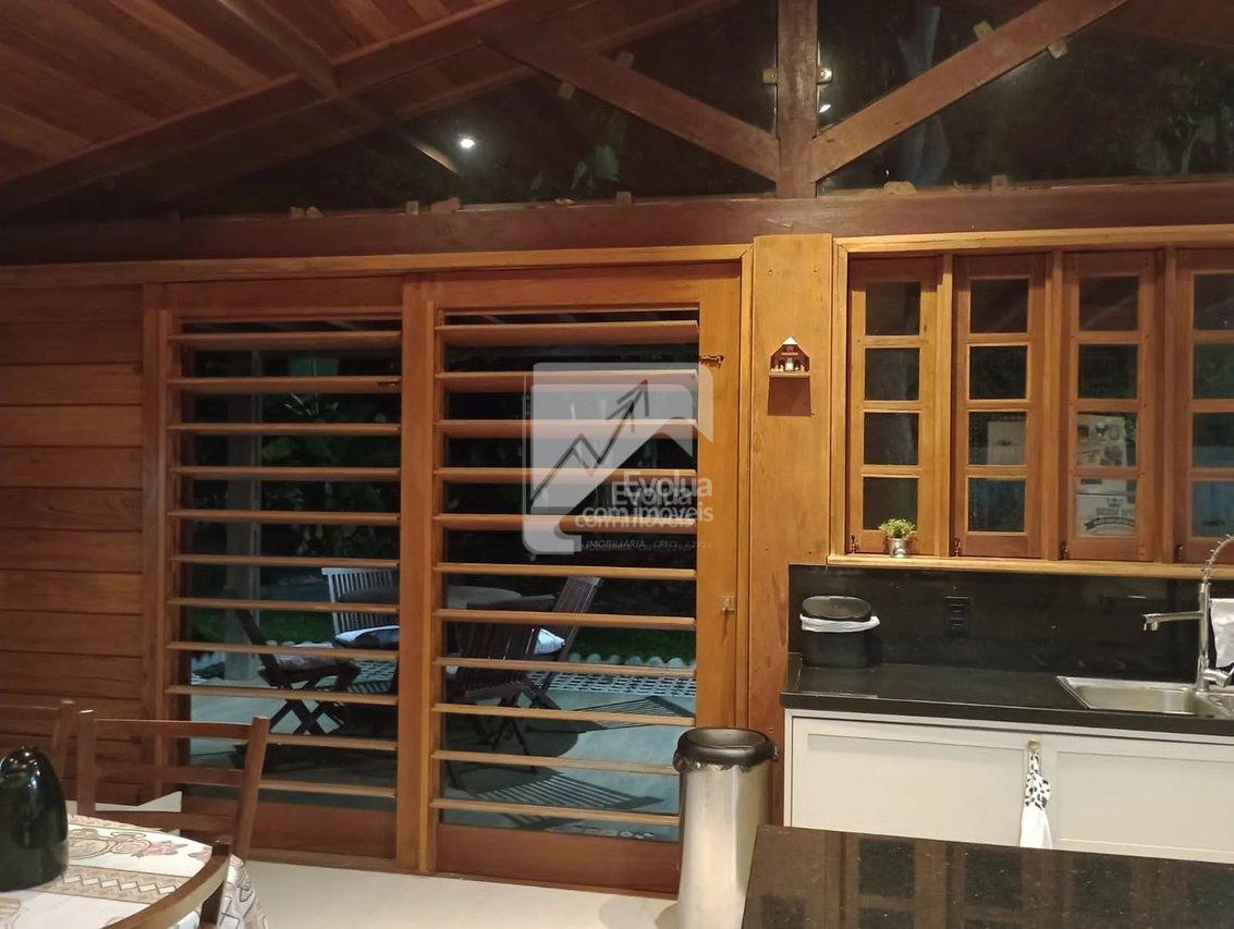 Casa com 5/4 (2 suítes, um ofurô). Privacidade, ótima localização e muita natureza! Rua Direta da Capiarara Lauro de Freitas - 